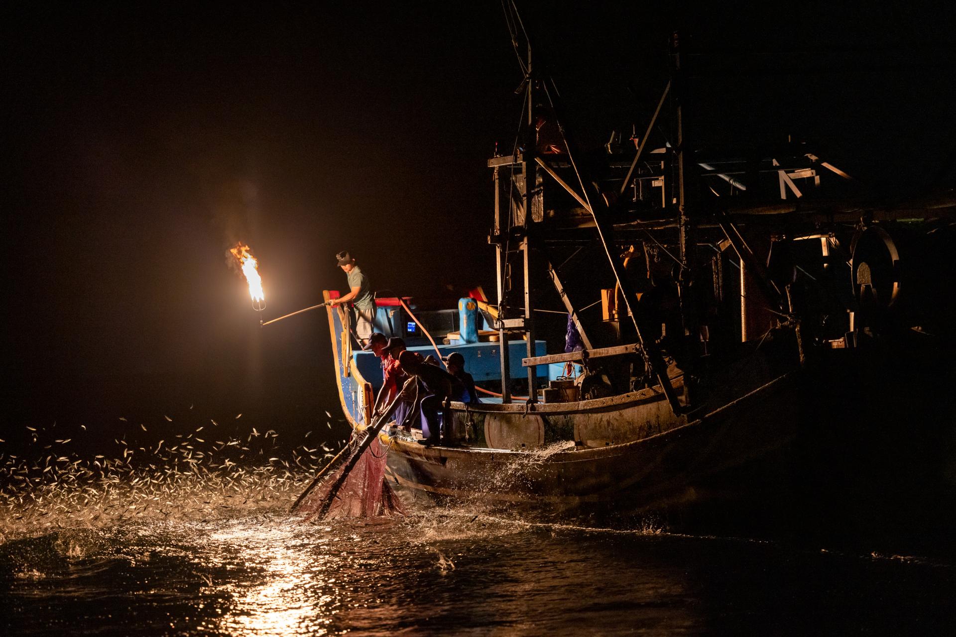 Global Photography Awards Winner - Jinshan Sulfur Fire Fishing