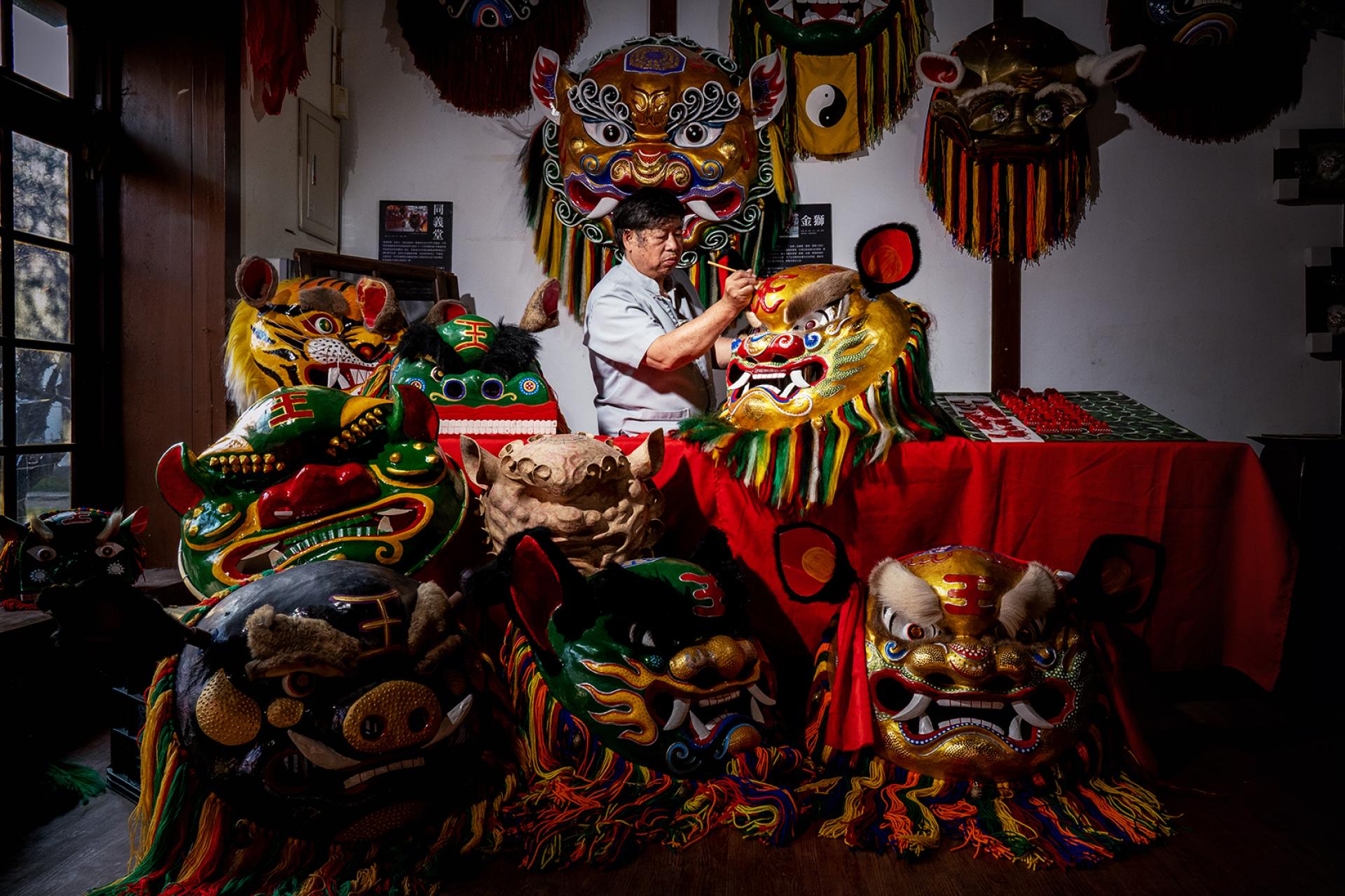 Global Photography Awards Winner - Master of handmade lion heads 02