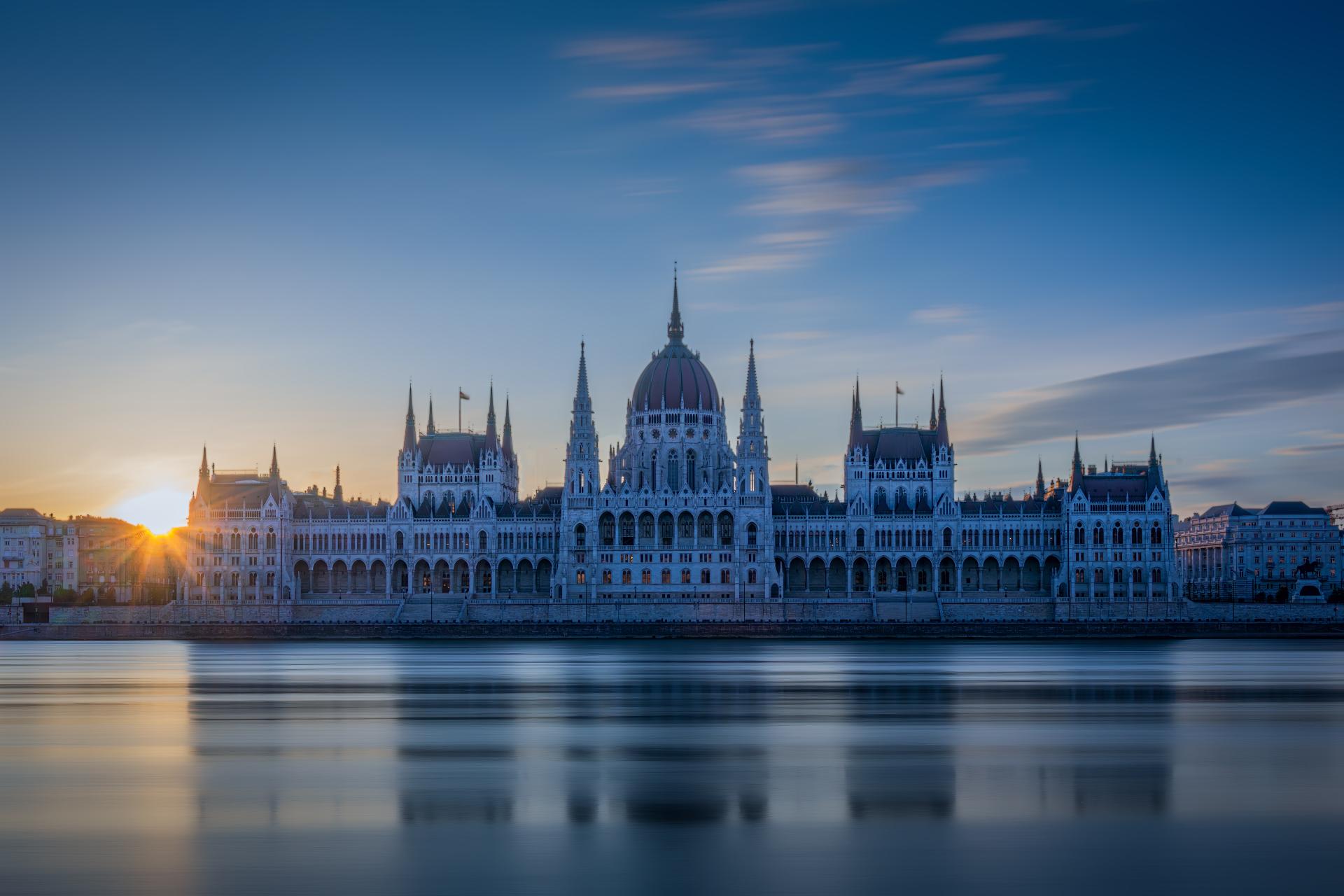 Global Photography Awards Winner - Morning Sunburst Over Parliament Building