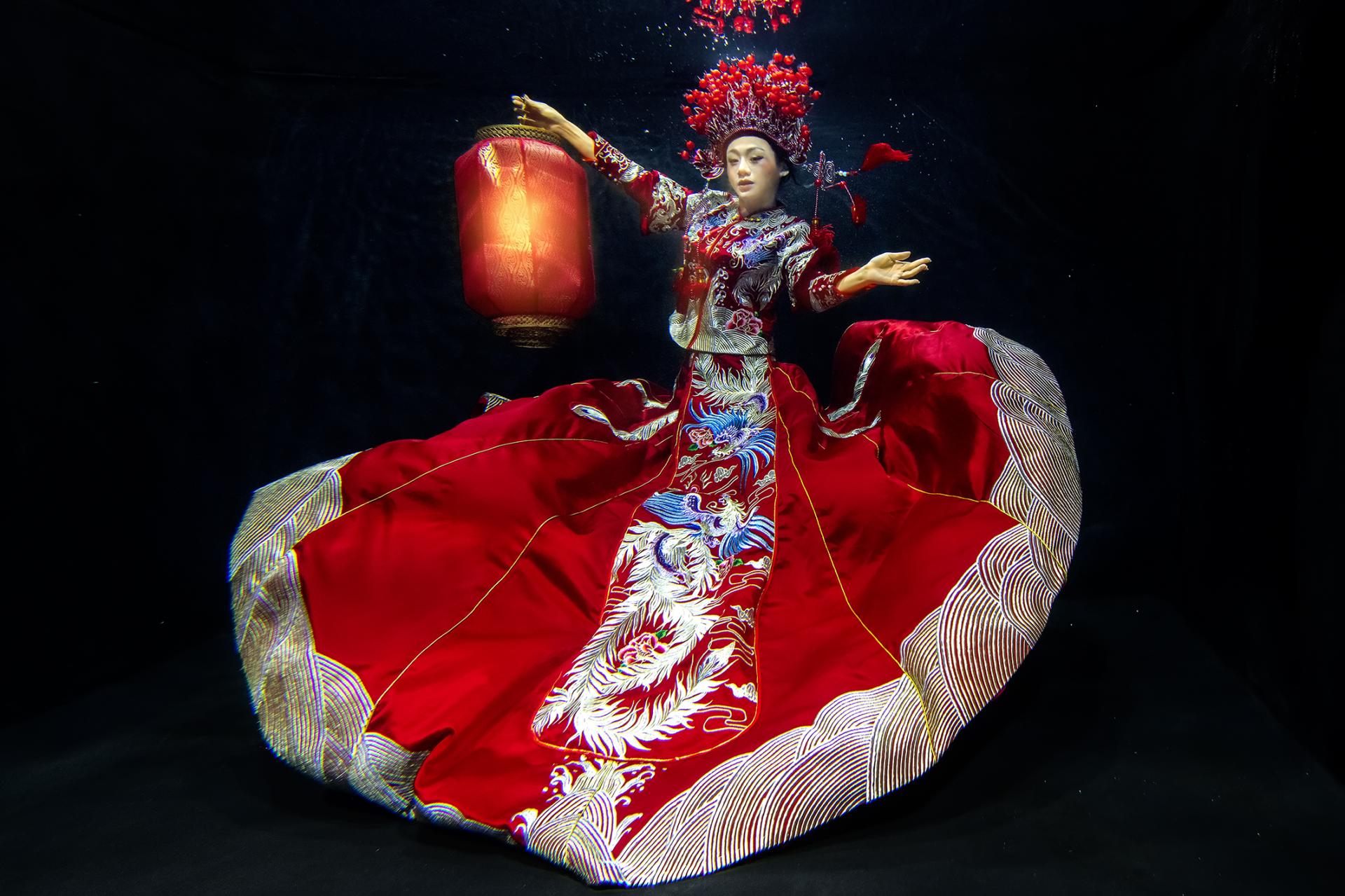 Global Photography Awards Winner - Chinese style wedding photography in water